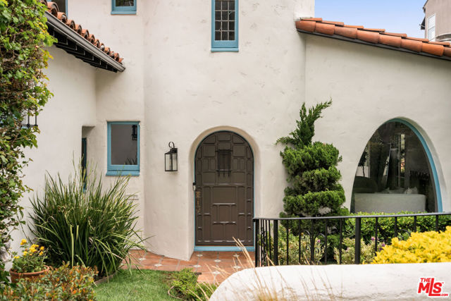 3716 Effingham Place, Los Angeles CA: https://media.crmls.org/mediaz/06b03db8-b60f-4821-87fd-650933326f28.jpg