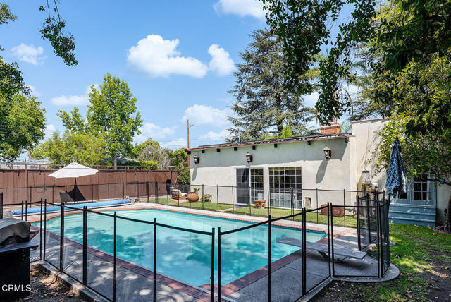 11074 Emelita Street Street, Los Angeles CA: https://media.crmls.org/mediaz/06b24592-be84-42c5-8cb5-85fbd779e36a.jpg