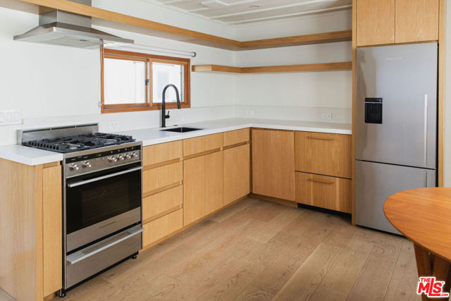 43 Paradise Cove Road, Malibu CA: https://media.crmls.org/mediaz/06b27617-80de-443a-991f-e31ecd877549.jpg