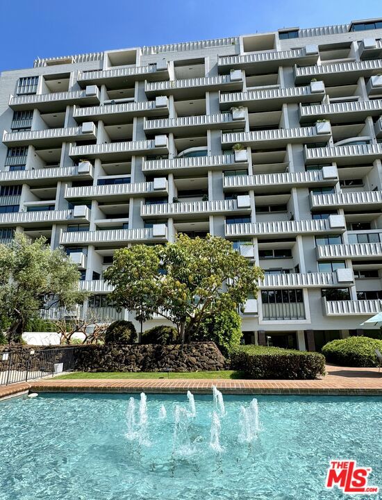 10375 Wilshire Boulevard, Los Angeles CA: https://media.crmls.org/mediaz/06b3c3d0-fafc-47e7-9495-2e434876f25e.jpg