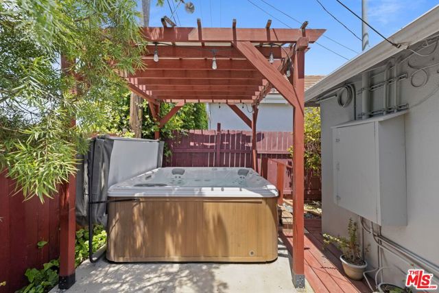 3551 S Bentley Avenue, Los Angeles CA: https://media.crmls.org/mediaz/06b4c53a-b7f9-4b24-a6dc-d848a40d4849.jpg