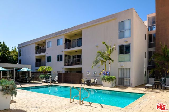 949 N Kings Road, West Hollywood CA: https://media.crmls.org/mediaz/06b5263a-801b-4aa3-a40c-7ac0e3011b1f.jpg