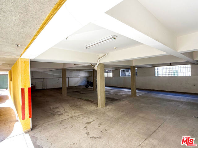 6136 Eleanor Avenue, Los Angeles CA: https://media.crmls.org/mediaz/06b66f90-4dd4-4588-be93-807358293422.jpg