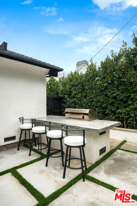 13378 Contour Drive, Sherman Oaks CA: https://media.crmls.org/mediaz/06b75d13-b3fd-4871-ae38-8004f37c2ed8.jpg