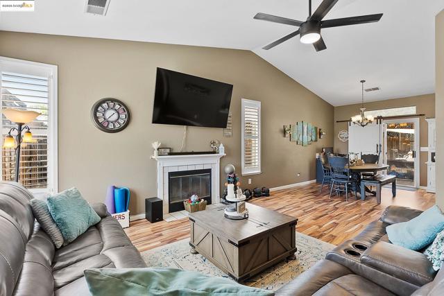 1126 Deerpark Rd, Oakley CA: https://media.crmls.org/mediaz/06b838d5-17c8-43dd-a39e-871b4f03dac0.jpg
