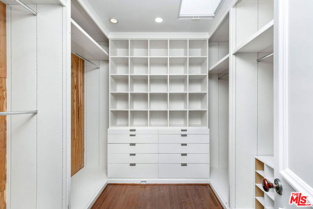 10155 Valley Spring Lane, Toluca Lake CA: https://media.crmls.org/mediaz/06b92610-789c-434e-844b-c9e82167da2e.jpg