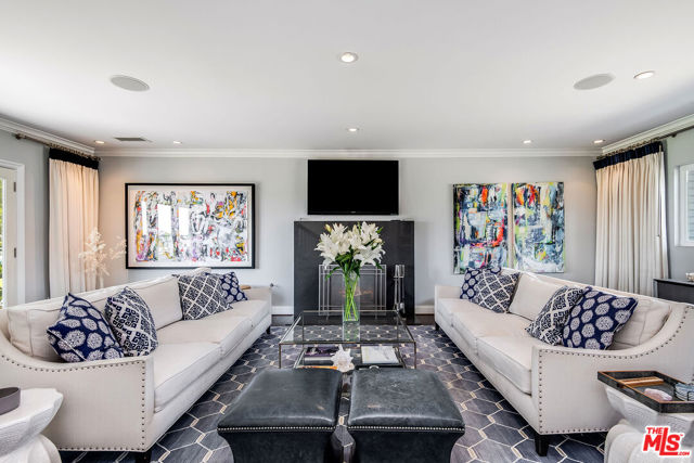 8407 Skyline Drive, Los Angeles CA: https://media.crmls.org/mediaz/06b94f2e-c9f6-4faf-93ec-1a716849dbf6.jpg