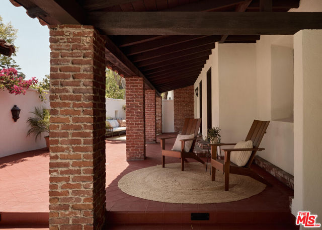 6401 San Vicente Boulevard, Los Angeles CA: https://media.crmls.org/mediaz/06b95540-174f-4f5f-93c9-b3f2cb61b98d.jpg