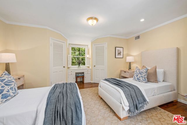1376 San Ysidro Drive, Beverly Hills CA: https://media.crmls.org/mediaz/06ba0c18-25d1-463c-a0d0-391a93da1d81.jpg