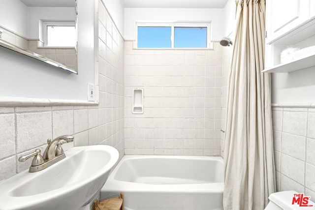 517 Venice Way, Venice CA: https://media.crmls.org/mediaz/06ba0f03-0692-44e1-b21b-abf013feb7b8.jpg