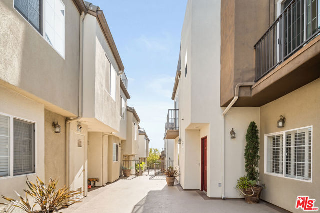 7301 W Manchester Avenue, Los Angeles CA: https://media.crmls.org/mediaz/06ba231c-3ea4-41c7-a5d1-d8557c7cfde9.jpg