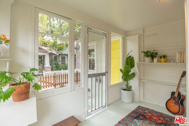 732 N Toledo Walk, Long Beach CA: https://media.crmls.org/mediaz/06ba99cc-8e02-4b60-9701-bc02aa7e0384.jpg