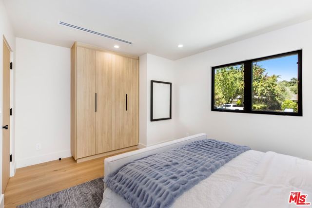 5305 Allott Avenue, Sherman Oaks CA: https://media.crmls.org/mediaz/06baa363-c5fe-4b29-924f-67ba58c65cec.jpg