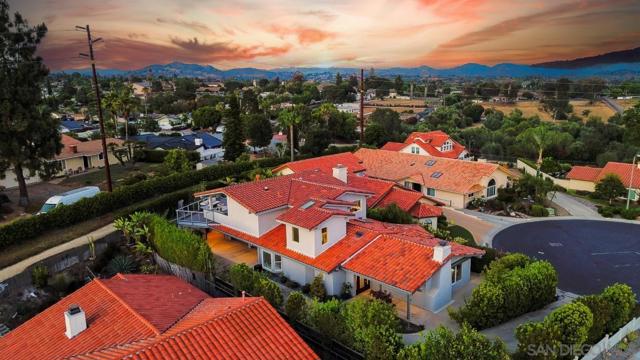 907 Ridge Heights Road, Fallbrook CA: https://media.crmls.org/mediaz/06baf286-3b68-4695-b09f-c2a006eb083c.jpg