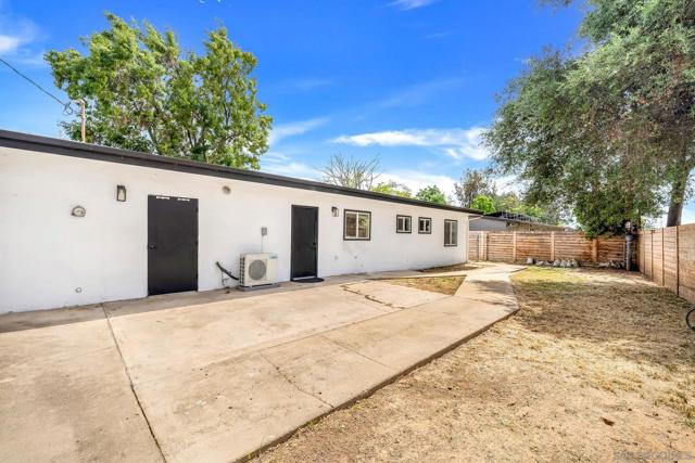12244 Lakeshore Drive, Lakeside CA: https://media.crmls.org/mediaz/06bb5a29-bf16-4c3e-aea8-389875c38fca.jpg