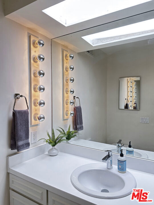 2324 S Skyview Drive, Palm Springs CA: https://media.crmls.org/mediaz/06bbe93c-dca7-44a0-8601-708105a83e62.jpg