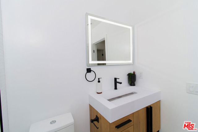 4068 Sutro Avenue photo 10