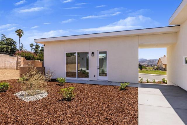 4195 Evergreen Lane, Banning CA: https://media.crmls.org/mediaz/06bd2001-88d1-4391-b66a-e366835c4260.jpg