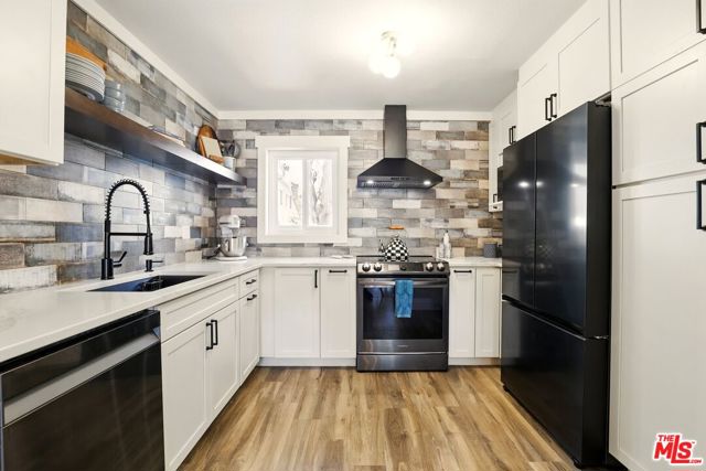 18547 Collins Street, B1 photo 2