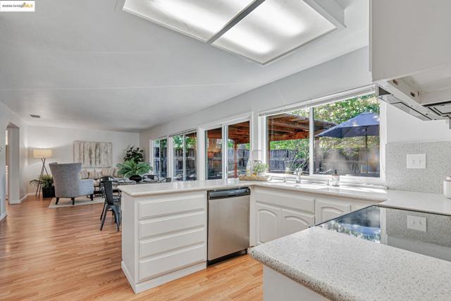 4414 Willow Glen Ct, Concord CA: https://media.crmls.org/mediaz/06be6a7b-4e04-482f-a714-7c07c848e10e.jpg