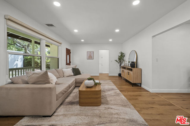 746 Valley View Avenue, Monrovia CA: https://media.crmls.org/mediaz/06bf5712-662a-4cb7-b1ed-80ece8d8e5c4.jpg