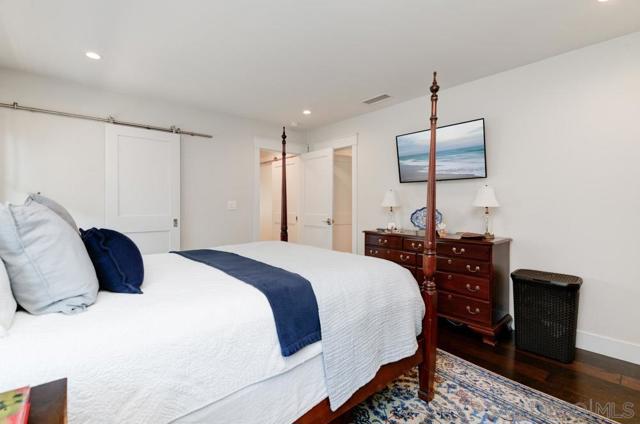 455 J Ave, Coronado CA: https://media.crmls.org/mediaz/06c2174f-0c32-4479-a906-0e399132fa25.jpg