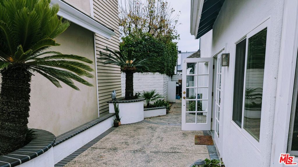 https://media.crmls.org/mediaz/06c25209-86d7-41f7-8ccc-1ecbf6b05389.jpg?preset=X-Large