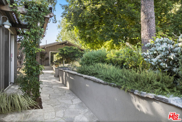 2027 Park Drive, Los Angeles CA: https://media.crmls.org/mediaz/06c4239d-bdc7-481f-8c34-e7a1532af467.jpg