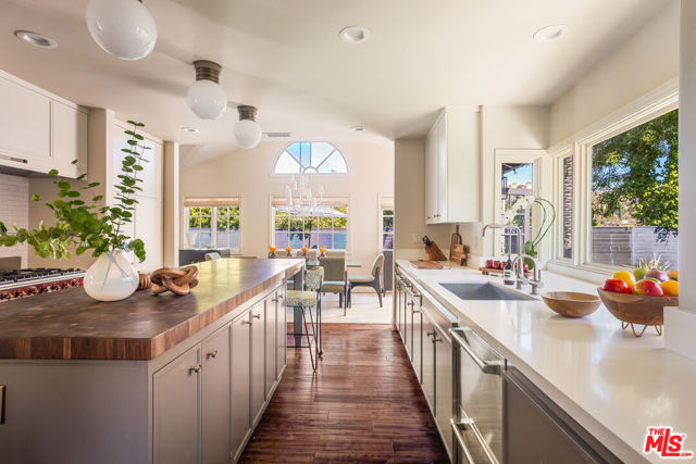 2770 La Castana Drive, Los Angeles CA: https://media.crmls.org/mediaz/06c4663b-d82e-410e-aaef-ec1d3b7bc037.jpg