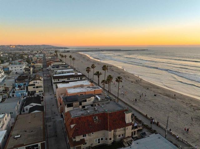 2965 Ocean Front Walk, San Diego CA: https://media.crmls.org/mediaz/06c4997e-c21e-4e6d-b911-9383614ede9d.jpg