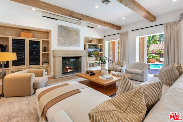 812 N Bedford Drive, Beverly Hills CA: https://media.crmls.org/mediaz/06c4b7e1-d56c-47e7-bf81-31a99cdb0421.jpg