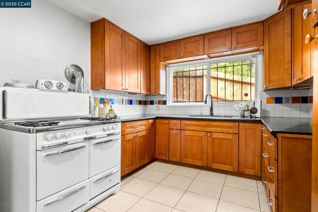 1232 E 20Th St, Oakland CA: https://media.crmls.org/mediaz/06c51356-a0ab-404e-afe0-851909a00443.jpg