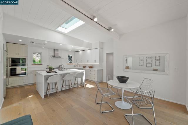 233 Melody Ln, Orinda CA: https://media.crmls.org/mediaz/06c59db9-9c4c-4a92-a010-e6a2301eb98f.jpg