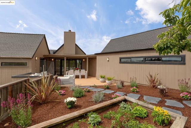 6475 Swainland Rd, Oakland CA: https://media.crmls.org/mediaz/06c5ed71-0cc0-4f33-8c48-7354b3deb7a0.jpg