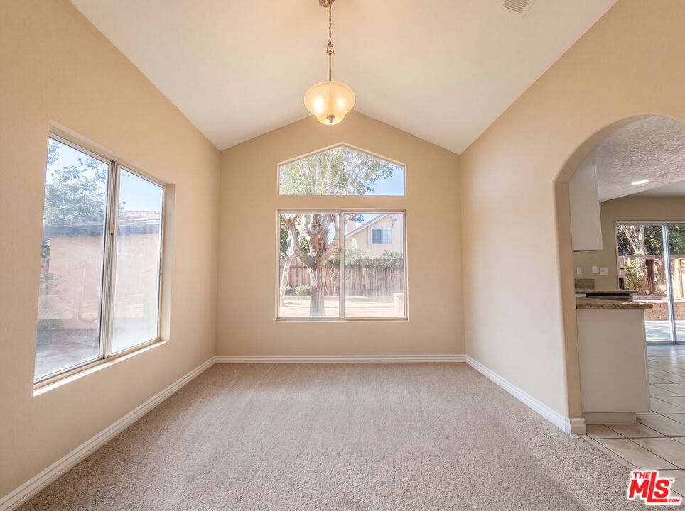https://media.crmls.org/mediaz/06c68503-a027-4727-8cec-88ca45ed4be9.jpg?preset=X-Large