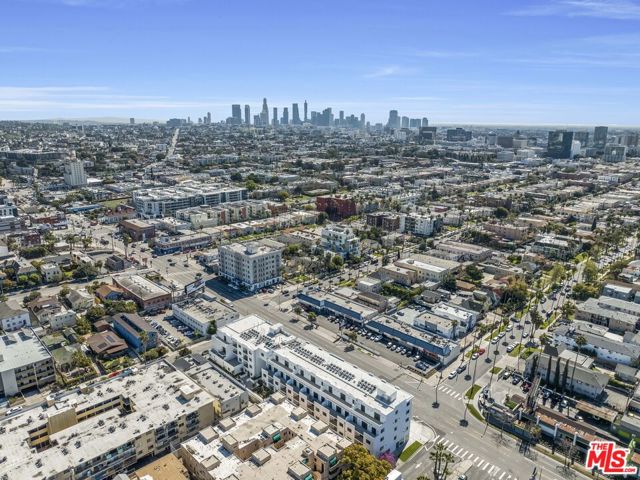 3977 Beverly Boulevard, Los Angeles CA: https://media.crmls.org/mediaz/06c6b6b2-4f7f-4173-9305-6ad3aac0057c.jpg
