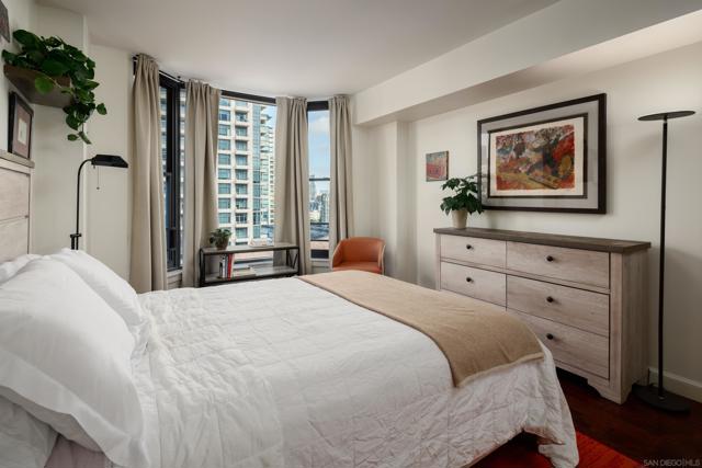 500 W Harbor Dr, San Diego CA: https://media.crmls.org/mediaz/06c8bee5-e7e5-4541-9945-b27149bd9fd4.jpg