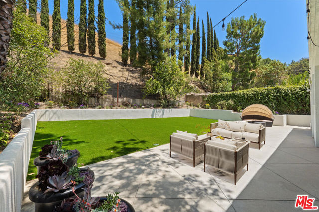 22960 Cass Avenue, Woodland Hills CA: https://media.crmls.org/mediaz/06ca29d7-9209-4dd6-a89d-3d8c0d898ba9.jpg