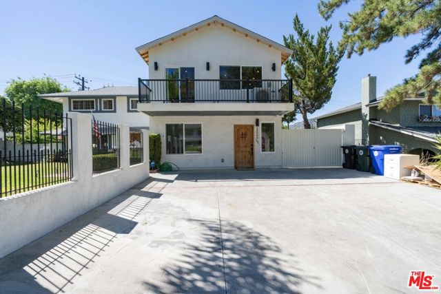 23906 1/2 Darbun Drive, Newhall CA: https://media.crmls.org/mediaz/06cb485b-bfa0-4b10-ab8b-f0981031cffe.jpg