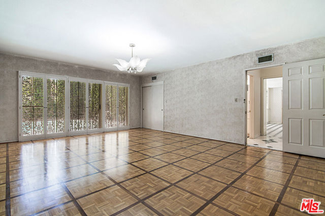 180 N Highland Avenue, Los Angeles CA: https://media.crmls.org/mediaz/06cb9279-1197-46fa-a9cb-96cbd0766f5d.jpg