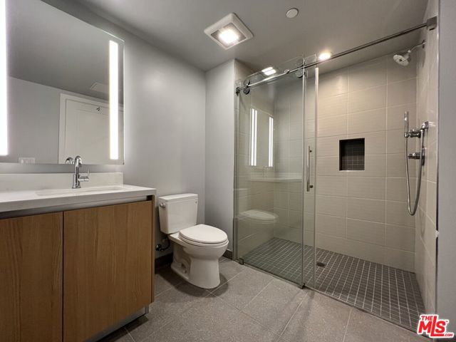 5801 Camerford Avenue, Los Angeles CA: https://media.crmls.org/mediaz/06cb9e88-97df-4945-a739-81388fb1cba0.jpg