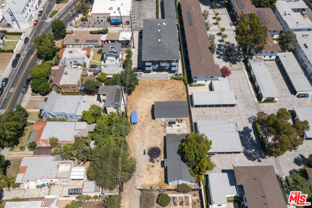 1584 Oak Grove Place, Los Angeles CA: https://media.crmls.org/mediaz/06cbd40a-aa6b-4d38-84e4-2b4de97cfc9b.jpg