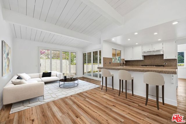 1224 El Hito Circle, Pacific Palisades CA: https://media.crmls.org/mediaz/06cc9ae7-7e1d-42c7-9a79-b9414d362cce.jpg
