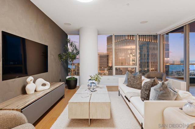 888 W E St, San Diego CA: https://media.crmls.org/mediaz/06cce721-7734-4589-a6bf-2c0bd416eb2b.jpg