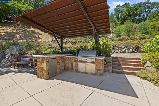 3363 Springhill Rd, Lafayette CA: https://media.crmls.org/mediaz/06cd2504-7355-43cd-9bad-4df5b9fa10c1.jpg