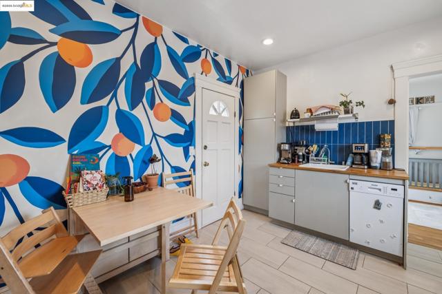 747 St, Oakland CA: https://media.crmls.org/mediaz/06ce149b-2644-415e-9fdd-300c668c5e21.jpg