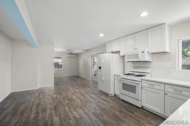 1821 25 Cypress Ave, San Diego CA: https://media.crmls.org/mediaz/06cf6127-19bc-4941-adf2-d53c0f4de3b5.jpg