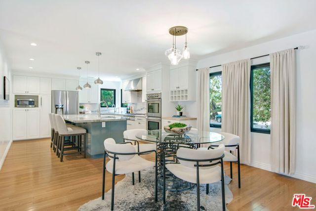 3558 S Muirfield Road, Los Angeles CA: https://media.crmls.org/mediaz/06cf6982-3176-4f17-83d8-b9ab49d99ef2.jpg