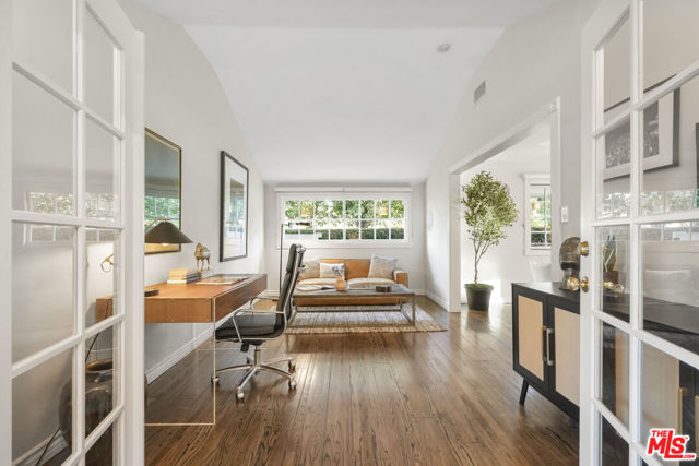 6002 Jumilla Avenue, Woodland Hills CA: https://media.crmls.org/mediaz/06cfc518-ace6-4747-8872-0f0646882c24.jpg