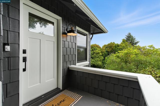 5020 Golden Gate Ave, Oakland CA: https://media.crmls.org/mediaz/06cfc89d-1aca-4427-8ae7-efcb807b93f7.jpg